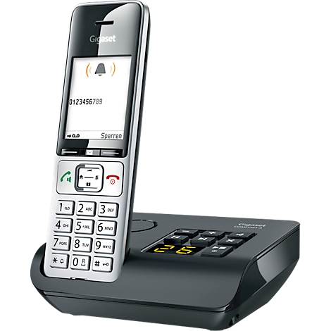 Draadloze telefoon, zilver en zwart, met display en numerieke toetsen. Een nummer wordt weergegeven op het display. Op de achtergrond het oplaadstation.
