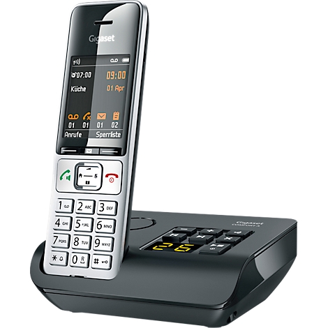 Een draadloze telefoon van het merk Gigaset staat op een oplaadstation. Het display toont de tijd en datum, evenals menupictogrammen. De toetsen zijn verlicht.