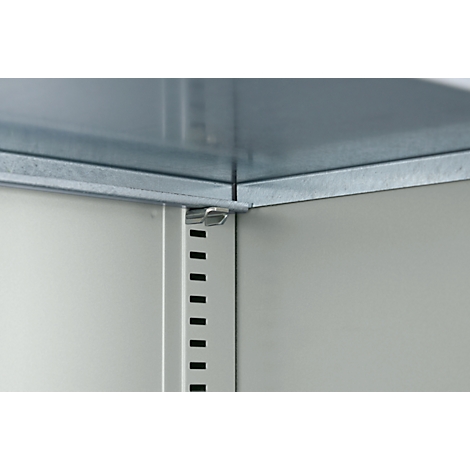 Close-up van een hoek van een metalen kast. Details van de schroefverbinding en perforatie.