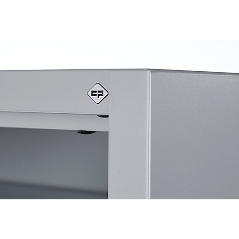 Grijs detail van de kast met logo. Zicht op de rand en het logo met de letters "CP".