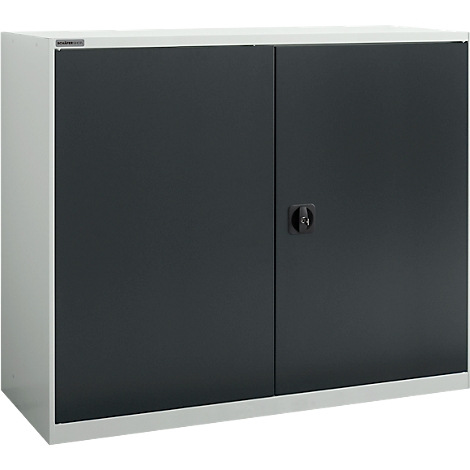 Grijze stalen kast met twee deuren en een zwarte handgreep. De deuren zijn gesloten.