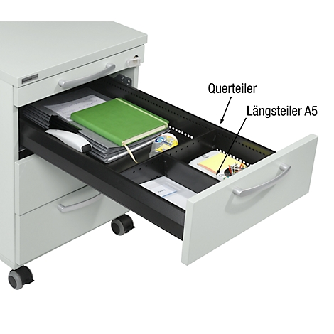 Grey filing cabinet with open drawer containing folders, notes, and pens. Labeled: Querteil, Längsteiler A5.