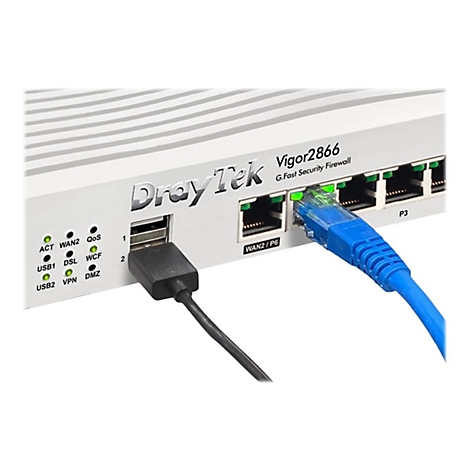 Ein weißes DrayTek Vigor2866 Firewall Gerät, mit USB-Kabel und blauem Netzwerkkabel.