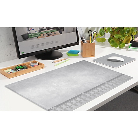 Grijze bureaumat op een witte tafel met computer, pennenhouder en plant. Details in textiel ontwerp.