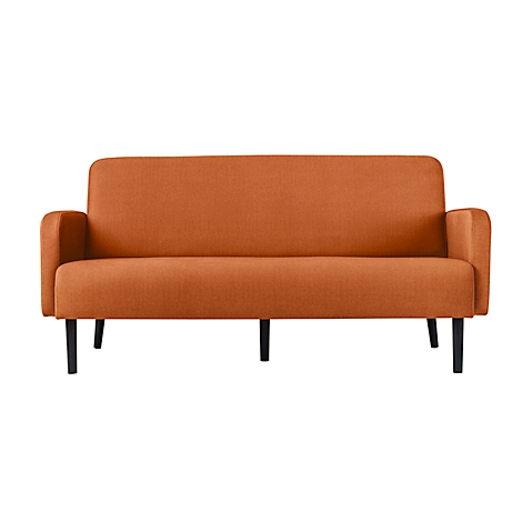 Oranje sofa met zwarte poten. De armleuningen zijn afgerond.