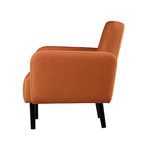 Een oranje fauteuil in profiel, met zwarte poten op een witte achtergrond.