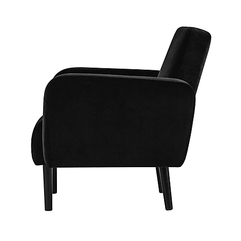 Zwarte fauteuil in profiel, met houten poten en armleuningen.