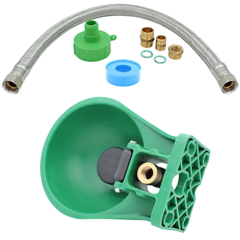 Groene drinker met accessoires, bestaande uit slang, deksel, connectoren. Op een witte achtergrond.