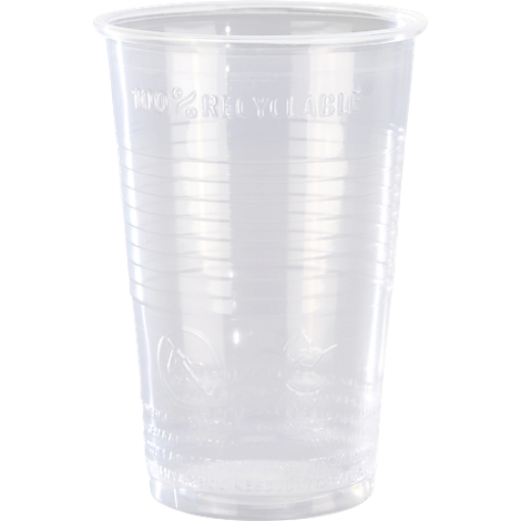Transparante wegwerpbeker van plastic met reliëf 100% RECYCLABLE tegen een neutrale achtergrond.