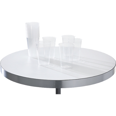 Verschillende transparante wegwerpbekers van plastic staan op een witte ronde bistrotafel.