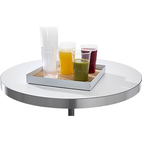Meerdere transparante wegwerpbekers met sap op een wit dienblad op een ronde tafel.