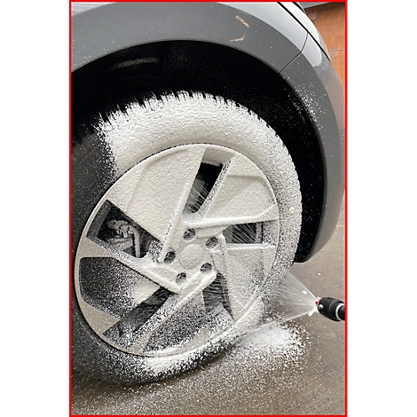 Autoreifen mit Felge wird mit Schaum gewaschen.