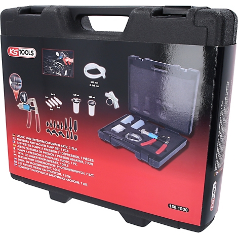 Schwarzer Werkzeugkoffer, geöffnet, mit verschiedenen Werkzeugen. Aufgedruckt ist das Logo "KS TOOLS". Der Koffer ist vor rotem Hintergrund abgebildet.