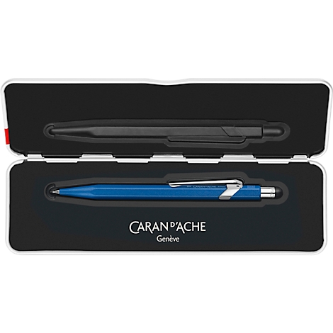 Offene Stiftbox mit einem blauen und einem schwarzen Stift. Darunter steht "CARAN D'ACHE Genève".