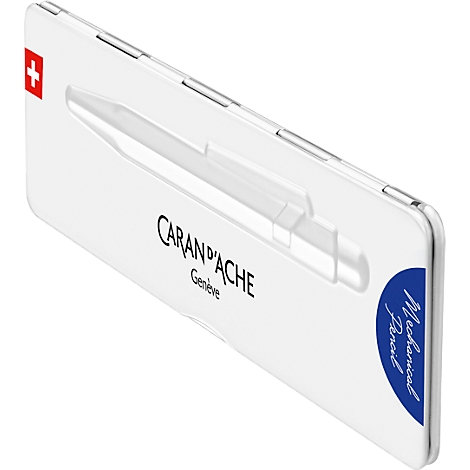 Weisse Bleistiftverpackung mit Schweizer Kreuz, „Caran d'Ache Genéve“ und „Mechanical Pencil“.