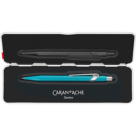 Zwei Stifte in einem geöffneten, weissen Etui. Ein Stift ist schwarz, der andere türkis. Beide sind in Aussparungen in einer schwarzen Einlage platziert.