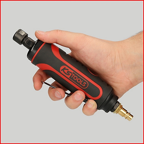 Person hält einen schwarzen und roten KS TOOLS Schleifer in der Hand. Das Logo ist deutlich sichtbar.