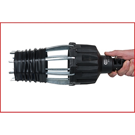 Ein schwarzes Werkzeug, das von einer Hand gehalten wird, mit einer Art Greifvorrichtung und Metallstäben.