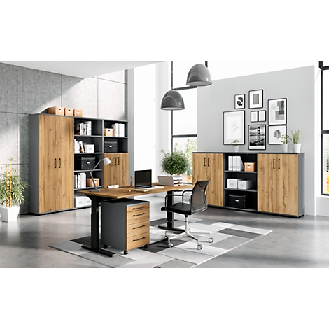 Moderne kantoormeubelset in houtlook. Bureau, kasten, planken, stoel en decoratie. Grijze en bruine tinten domineren.