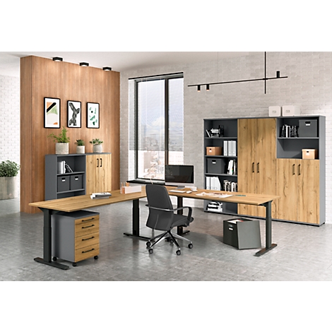 Kantoor met bureau, archiefkast en stoel. Lichtgekleurd meubilair, ramen en wandkunst.