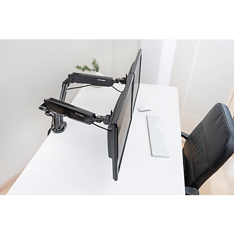 Bureau met twee monitoren, muis, toetsenbord en stoel. Zwarte monitorbevestiging. Opstelling voor een kantoorwerkplek.