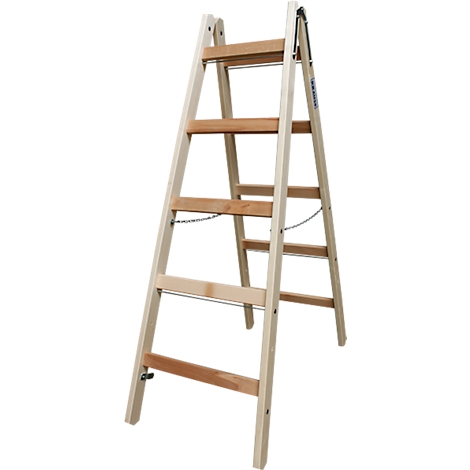 Houten ladder met vier treden, verbonden door een ketting. Een blauw bord is zichtbaar aan de rechterbovenkant.