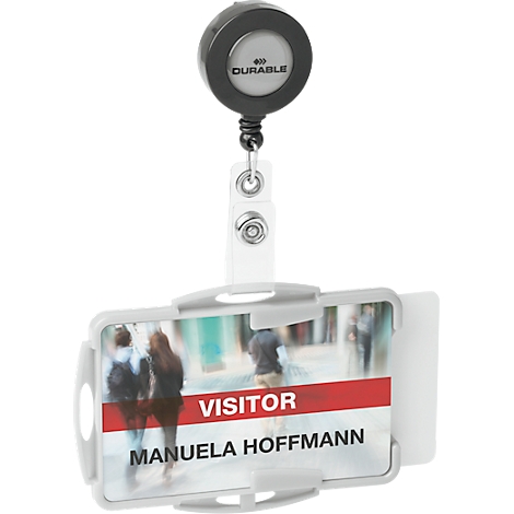 Ein Besucher-Ausweis mit Aufroller. Der Ausweis zeigt einen roten Streifen mit dem Wort „Visitor“ und dem Namen „Manuela Hoffmann“.