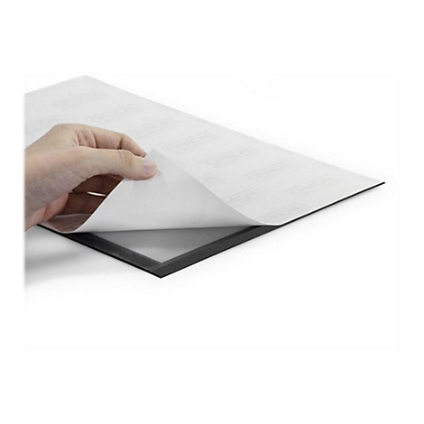 Eine Hand zieht eine weiße Folie von einem schwarzen Rahmen ab. Auf der Folie sind Schriftzüge zu sehen.