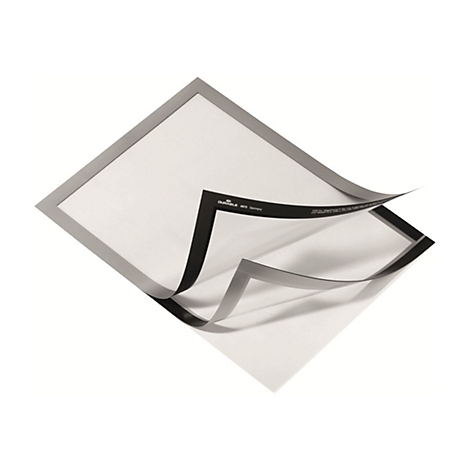 Ein rechteckiges, graues und weißes Schild mit abgerundeten Ecken, wobei die oberste Ecke nach oben abgezogen ist. Schwarzer Text auf der Oberseite.