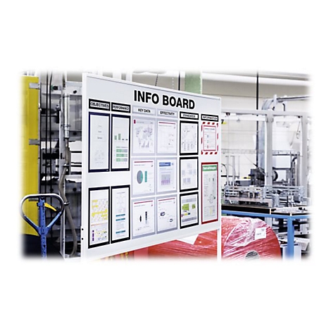 Großes Info-Board mit Diagrammen und Text in einer Fabrikumgebung.