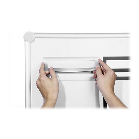 Hände halten eine helle Schiene vor weißer Wand. Darunter ein schwarzes Rechteck.