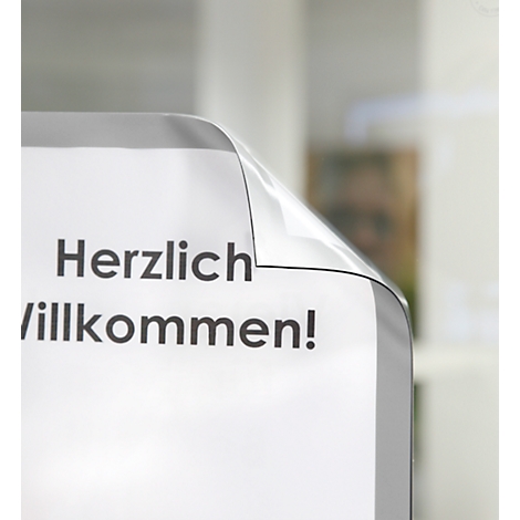 A sign with the words "Herzlich Willkommen!" partially peeled off.