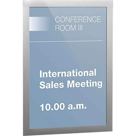 Silberner Wechselrahmen mit blauer Infotafel für Konferenzraum III, internationales Verkaufsmeeting, 10 Uhr.