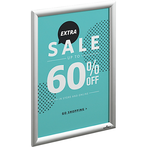 Plakat mit silbernem Rahmen. Auf türkisfarbenem Hintergrund steht "EXTRA SALE bis zu 60% OFF".