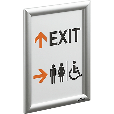Silberfarbener Rahmen mit Schild: "EXIT" mit Pfeil nach oben und Richtungspfeil zu Toilettensymbolen.