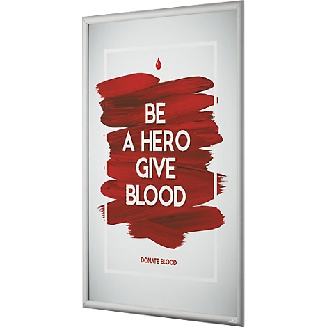 Een poster in een zilveren frame met een rode penseelstreek achtergrond en de tekst BE A HERO GIVE BLOOD.