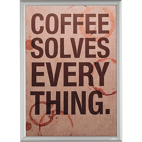 Ingelijste muurdecoratie met de tekst Coffee Solves Everything op een beige achtergrond met koffievlekken.