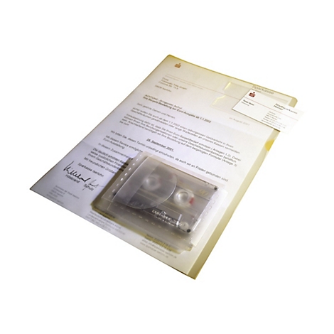 Eine transparente Sparkassen-Mappe mit Geschäftsbrief, Visitenkarte und einer eingesteckten Musikkassette.