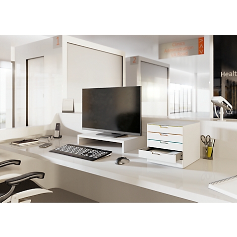 Een moderne receptiebalie met computer, ladenkast, telefoon en pennenhouder. Ramen en bewegwijzering zijn te zien op de achtergrond.