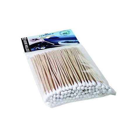 Packung mit Wattestäbchen mit Holzstielen und weißen Watteköpfen in einer transparenten Plastiktüte.