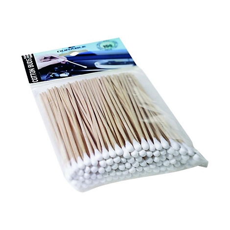 Packung mit Wattestäbchen mit Holzstiel in einer transparenten Plastiktüte auf weißem Hintergrund.