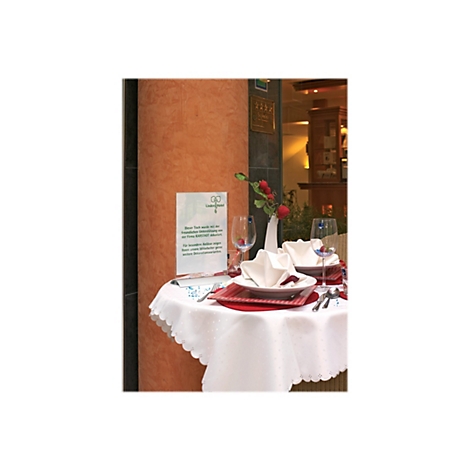 Festlich gedeckter Tisch im Linden Hotel mit Infoständer und Karstadt-Dekorationshinweis.