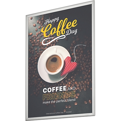 Poster im Alurahmen mit Kaffeeaufschrift, Kaffeetasse und Herzsymbol auf Kaffeebohnen Hintergrund.