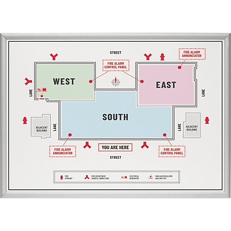 Feuerwehr-Lageplan mit Gebäudeabschnitten West, Ost und Süd sowie Sicherheitsvorrichtungen und Standpunktmarkierung.