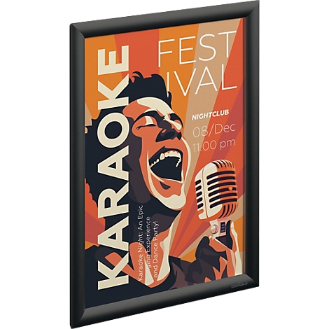 Ein schwarzer Klapprahmen präsentiert ein Karaoke-Festival-Plakat mit einem singenden Mann und Retro-Design.