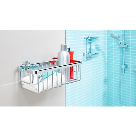 Verchromte Duschablage, gefüllt mit Handtuch und Pflegeprodukten. Blau gekachelte Wand, Dusche im Hintergrund.