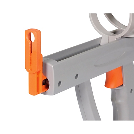 Grijze speelgoedpistool met oranje accenten. Twee houders aan de bovenkant, een handvat en een trekker.