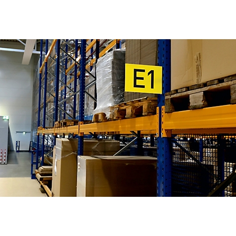 Rijen dozen in een magazijnrek, daarachter een gang. Gele en blauwe markeringen op de planken.