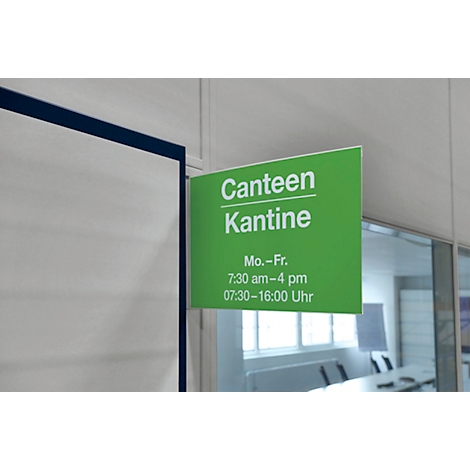 Een wit, rechthoekig object, licht schuin, met een smal, donker kader.