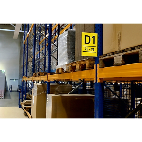 Geel bord met "Gate 03" op een magazijndeur.